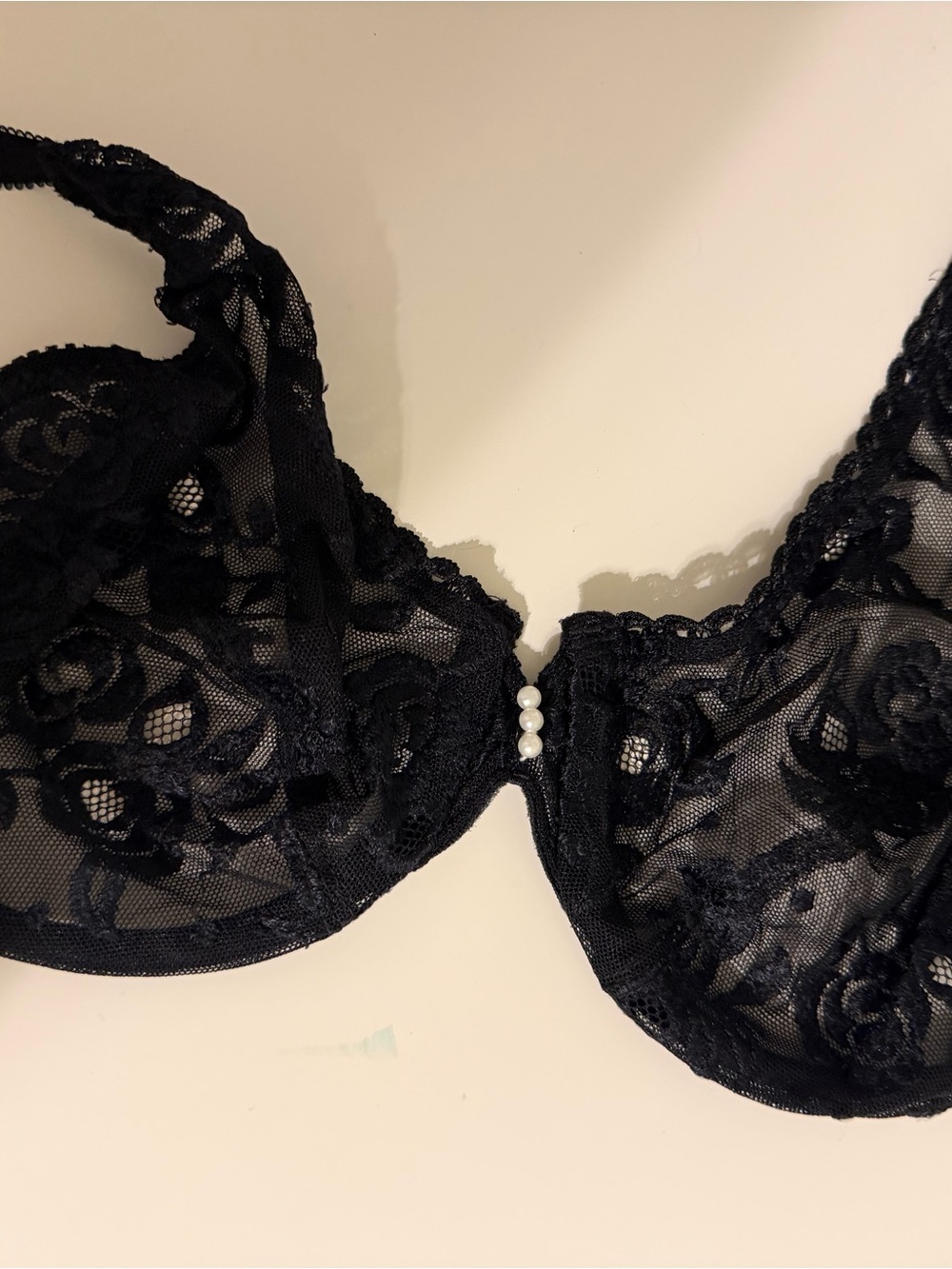 Oscar de la Renta Black Lace Underwire Bra with Pearl Accent